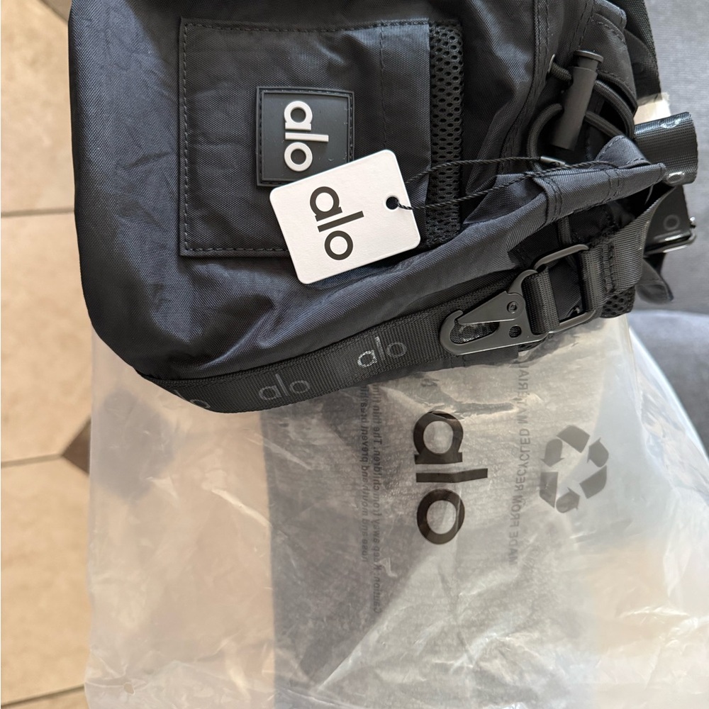ALO Yoga Black Crossbody Bucket Bag - Picture 5 of 5